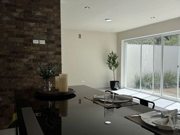 RESIDENCIAL EQUIPADA CON IMPRESIONANTES VISTAS A LAS MONTAÑAS