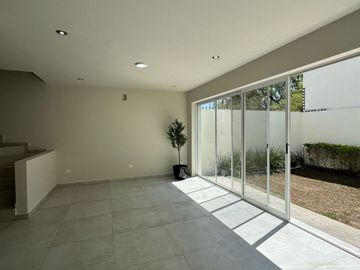 RESIDENCIAL EQUIPADA CON IMPRESIONANTES VISTAS A LAS MONTAÑAS