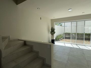 RESIDENCIAL EQUIPADA CON IMPRESIONANTES VISTAS A LAS MONTAÑAS