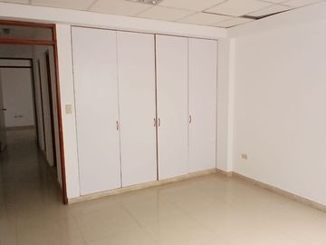 ALQUILO EXCELENE OFICINA EN EL REMANZO , RAUL FERRERO MOLINA PLAZA