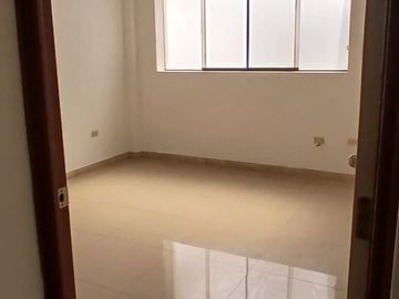 ALQUILO EXCELENE OFICINA EN EL REMANZO , RAUL FERRERO MOLINA PLAZA