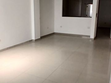 ALQUILO EXCELENE OFICINA EN EL REMANZO , RAUL FERRERO MOLINA PLAZA