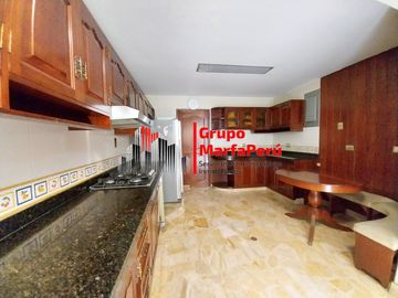 VENTA CASA DE 3 PISOS EN SURCO