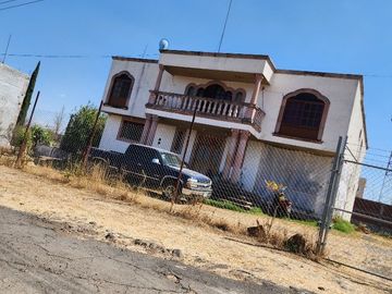 CESIÓN DE DERECHOS - CASA HABITACIÓN CERCA DE IMPORTANTES VIAS DE COMUNICACIÓN Y DE CENTROS COMERCIALES, ESCOLARES Y SERVICIOS MEDICOS
