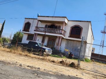 CESIÓN DE DERECHOS - CASA HABITACIÓN CERCA DE IMPORTANTES VIAS DE COMUNICACIÓN Y DE CENTROS COMERCIALES, ESCOLARES Y SERVICIOS MEDICOS