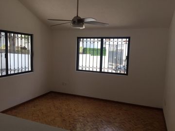 VENDO CASA EN COLINAS DEL PARQUE,A UNOS METROS DE BULEVARD BERNARDO QUINTANAQRO