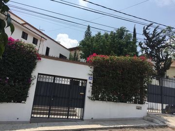 VENDO CASA EN COLINAS DEL PARQUE,A UNOS METROS DE BULEVARD BERNARDO QUINTANAQRO