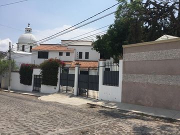 VENDO CASA EN COLINAS DEL PARQUE,A UNOS METROS DE BULEVARD BERNARDO QUINTANAQRO