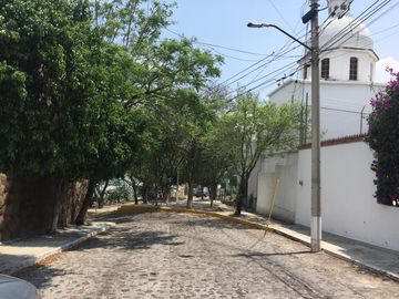 VENDO CASA EN COLINAS DEL PARQUE,A UNOS METROS DE BULEVARD BERNARDO QUINTANAQRO