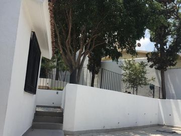 VENDO CASA EN COLINAS DEL PARQUE,A UNOS METROS DE BULEVARD BERNARDO QUINTANAQRO