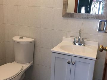 VENDO CASA EN COLINAS DEL PARQUE,A UNOS METROS DE BULEVARD BERNARDO QUINTANAQRO