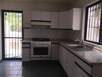 VENDO CASA EN COLINAS DEL PARQUE,A UNOS METROS DE BULEVARD BERNARDO QUINTANAQRO