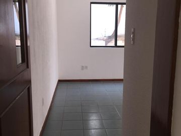 VENDO CASA EN COLINAS DEL PARQUE,A UNOS METROS DE BULEVARD BERNARDO QUINTANAQRO