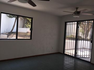 VENDO CASA EN COLINAS DEL PARQUE,A UNOS METROS DE BULEVARD BERNARDO QUINTANAQRO