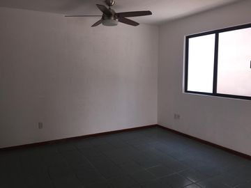 VENDO CASA EN COLINAS DEL PARQUE,A UNOS METROS DE BULEVARD BERNARDO QUINTANAQRO