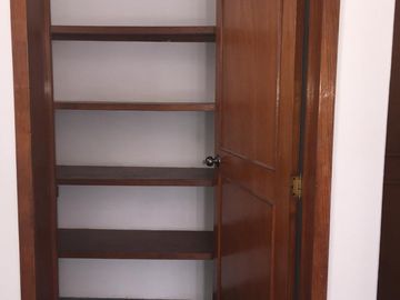 VENDO CASA EN COLINAS DEL PARQUE,A UNOS METROS DE BULEVARD BERNARDO QUINTANAQRO