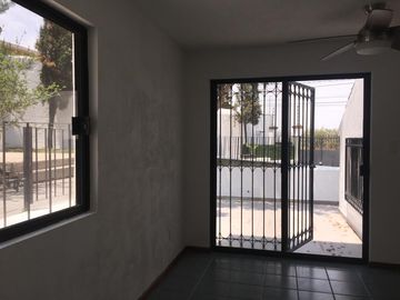VENDO CASA EN COLINAS DEL PARQUE,A UNOS METROS DE BULEVARD BERNARDO QUINTANAQRO