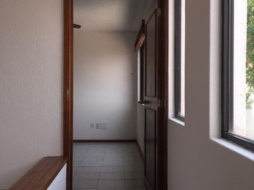 VENDO CASA EN COLINAS DEL PARQUE,A UNOS METROS DE BULEVARD BERNARDO QUINTANAQRO