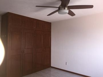 VENDO CASA EN COLINAS DEL PARQUE,A UNOS METROS DE BULEVARD BERNARDO QUINTANAQRO