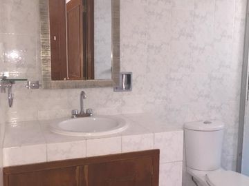 VENDO CASA EN COLINAS DEL PARQUE,A UNOS METROS DE BULEVARD BERNARDO QUINTANAQRO