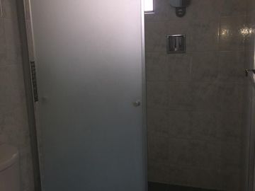 VENDO CASA EN COLINAS DEL PARQUE,A UNOS METROS DE BULEVARD BERNARDO QUINTANAQRO