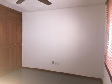 VENDO CASA EN COLINAS DEL PARQUE,A UNOS METROS DE BULEVARD BERNARDO QUINTANAQRO
