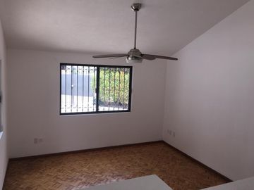 VENDO CASA EN COLINAS DEL PARQUE,A UNOS METROS DE BULEVARD BERNARDO QUINTANAQRO