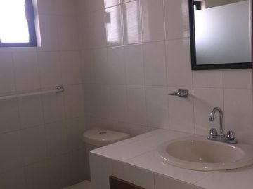 VENDO CASA EN COLINAS DEL PARQUE,A UNOS METROS DE BULEVARD BERNARDO QUINTANAQRO