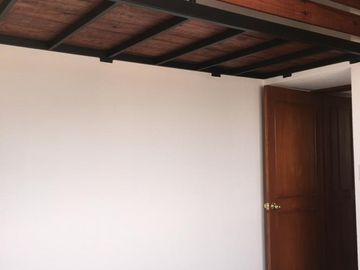 VENDO CASA EN COLINAS DEL PARQUE,A UNOS METROS DE BULEVARD BERNARDO QUINTANAQRO