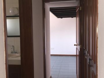 VENDO CASA EN COLINAS DEL PARQUE,A UNOS METROS DE BULEVARD BERNARDO QUINTANAQRO