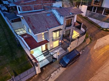 Hermosa casa 5 dormitorios Av. del Tejar