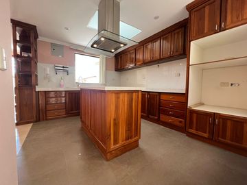 Hermosa casa 5 dormitorios Av. del Tejar