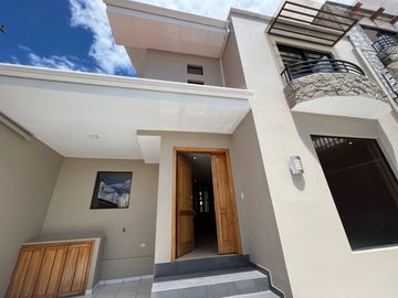 Hermosa casa 5 dormitorios Av. del Tejar