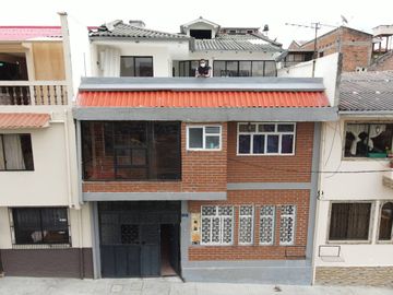 Amplia casa rentera en Totoracocha