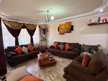 Villa comercial a la Vía principal Mayancela