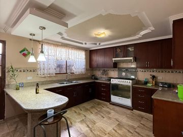 Villa comercial a la Vía principal Mayancela