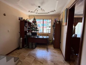 Villa comercial a la Vía principal Mayancela