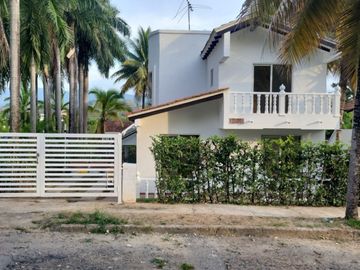VENDO HERMOSA CASA CAMPESTRE EN CONDOMINIO LA ESTANCIA, MELGAR, TOLIMA