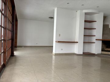 VENDO LINDA CASA EN EL SOL DE LA MOLINA