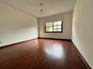 VENDO LINDA CASA EN EL SOL DE LA MOLINA
