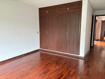 VENDO LINDA CASA EN EL SOL DE LA MOLINA