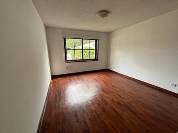 VENDO LINDA CASA EN EL SOL DE LA MOLINA