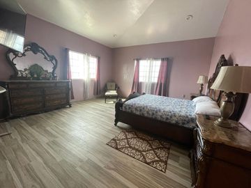 Se Renta Amplia Residencia Amueblada en el Fraccionamiento Cuesta Blanca de dos plantas.