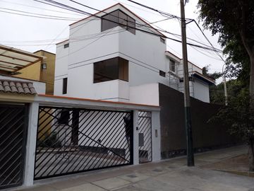 SE VENDE CASA COMPLETAMENTE REMODELADA EN CHACARILLA DEL ESTANQUE SAN BORJA