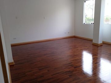 SE VENDE CASA COMPLETAMENTE REMODELADA EN CHACARILLA DEL ESTANQUE SAN BORJA