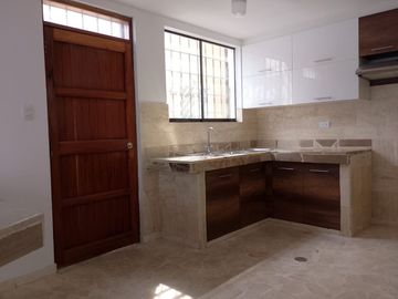 SE VENDE CASA COMPLETAMENTE REMODELADA EN CHACARILLA DEL ESTANQUE SAN BORJA