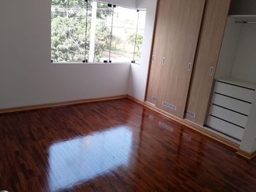 SE VENDE CASA COMPLETAMENTE REMODELADA EN CHACARILLA DEL ESTANQUE SAN BORJA