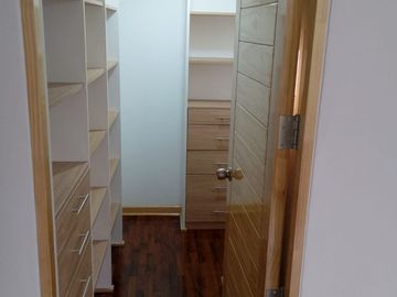SE VENDE CASA COMPLETAMENTE REMODELADA EN CHACARILLA DEL ESTANQUE SAN BORJA