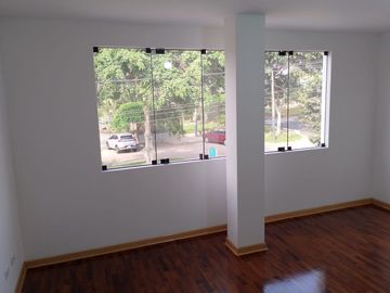 SE VENDE CASA COMPLETAMENTE REMODELADA EN CHACARILLA DEL ESTANQUE SAN BORJA