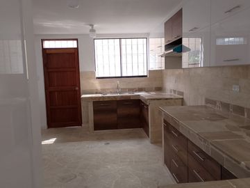 SE VENDE CASA COMPLETAMENTE REMODELADA EN CHACARILLA DEL ESTANQUE SAN BORJA